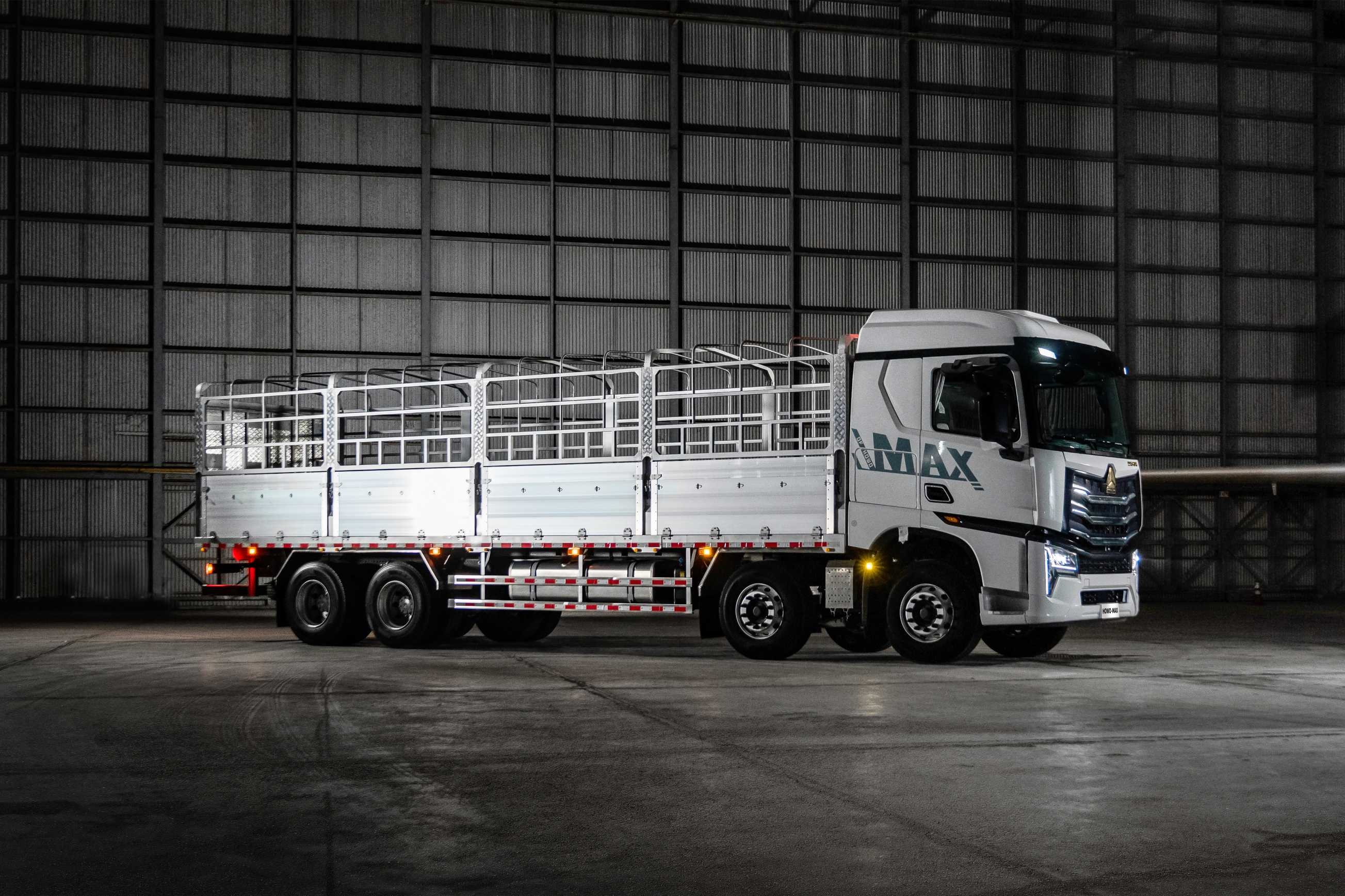 HOWO-MAX 8x4 cargo (7)