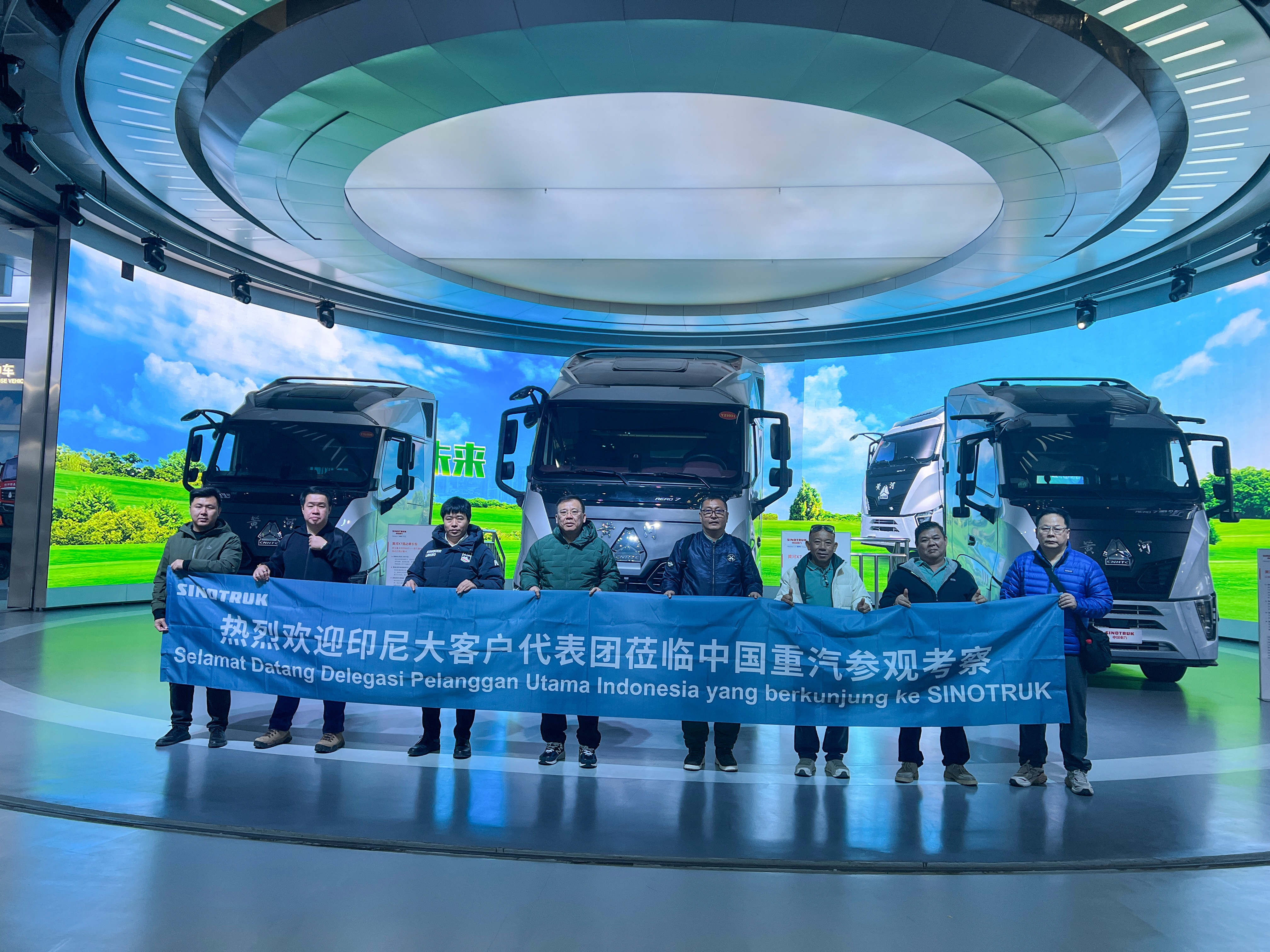 Un client indonésien visite SINOTRUK pour commander 500 véhicules